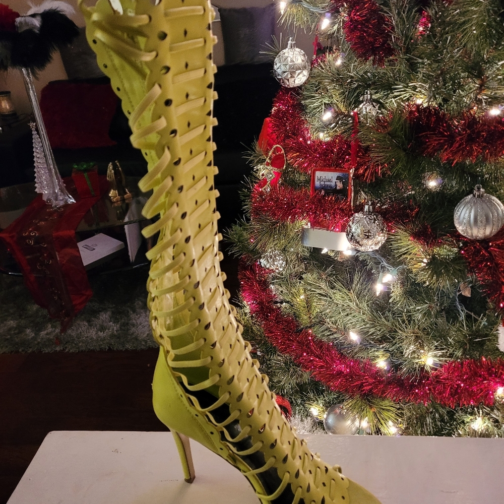 Classy Lime Green size 9 👢.   4 inch heal.